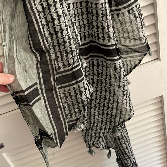 Lightweight Scarf - Picture 5 of 6